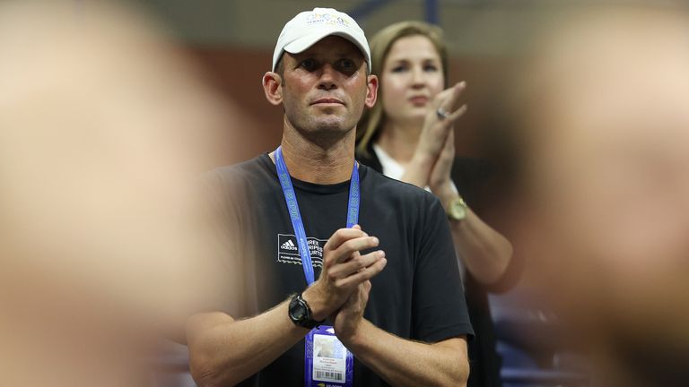 Andrew Richardson, entraîneur d'Emma Raducanu de Grande-Bretagne, applaudit après que Raducanu ait battu Maria Sakkari de Grèce lors de leur chant féminin